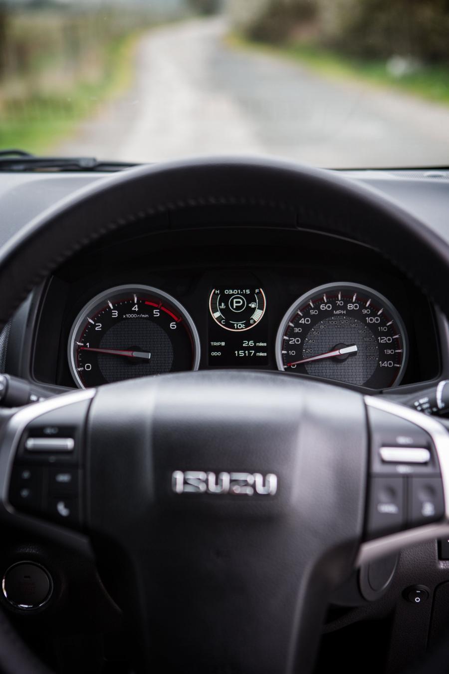 Панель приборов Isuzu D-Max Blade Double Cab 2017 года  (UK) (фото 28 из 52)